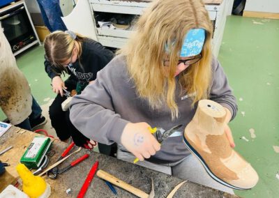 junge frauen am girls'day in der schuhorthopädie