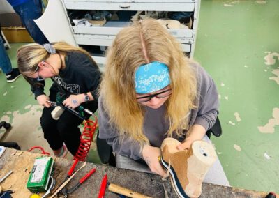 junge frauen am girls'day in der schuhorthopädie