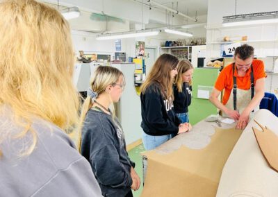 junge frauen am girls'day in der schuhorthopädie