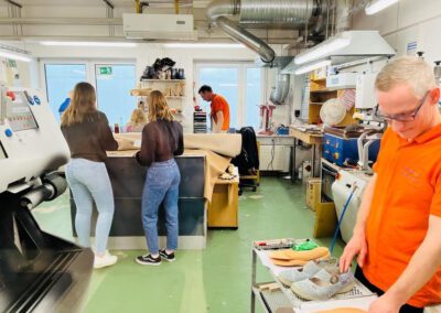 junge frauen am girls'day in der schuhorthopädie