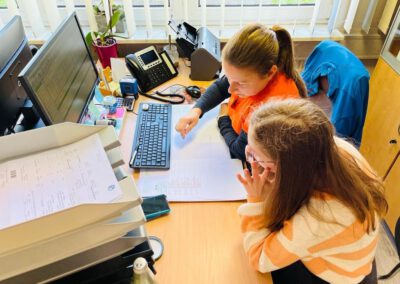 junge frauen am girls'day in der schuhorthopädie